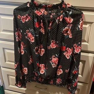 Floral shirt with a fitted band at bottom. Very cute! Like new!